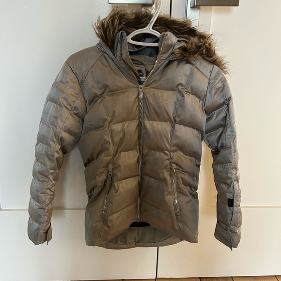 Girls stylish ski jacket by Spyder. Size 10 - Picture 3 of 6